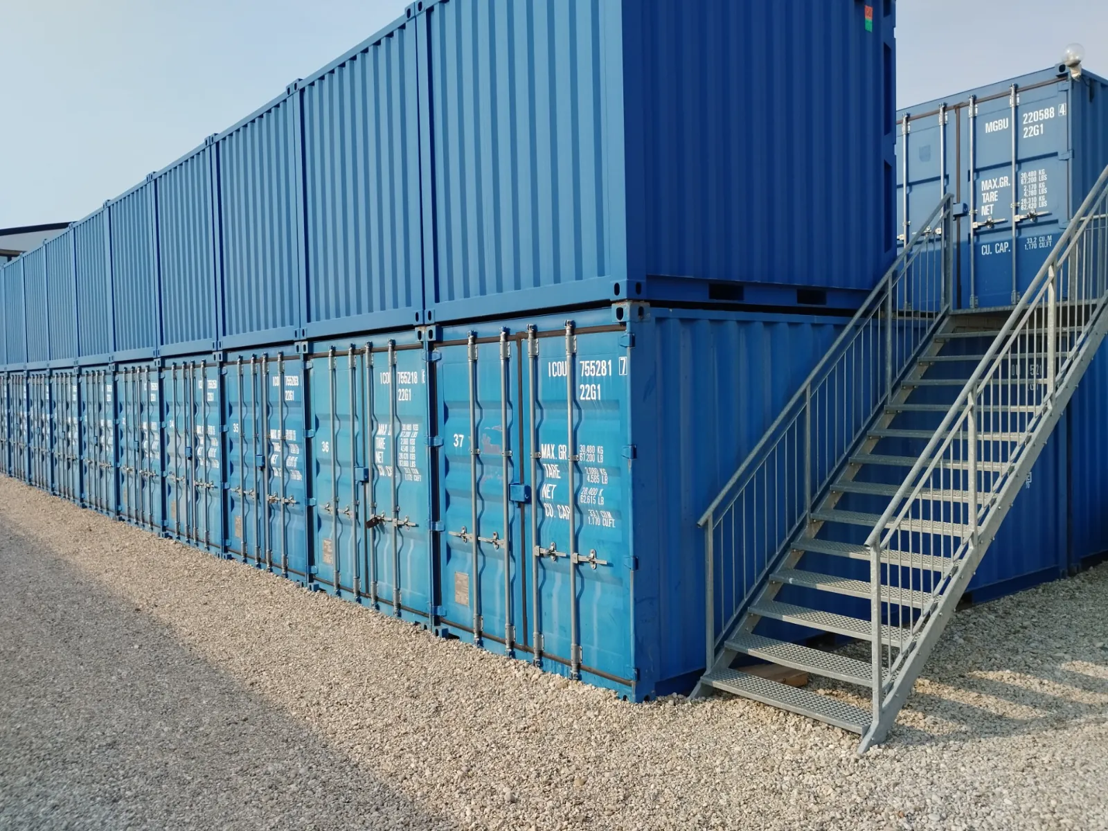 Ebenerdiger Container mit Treppe — Nahaufnahme