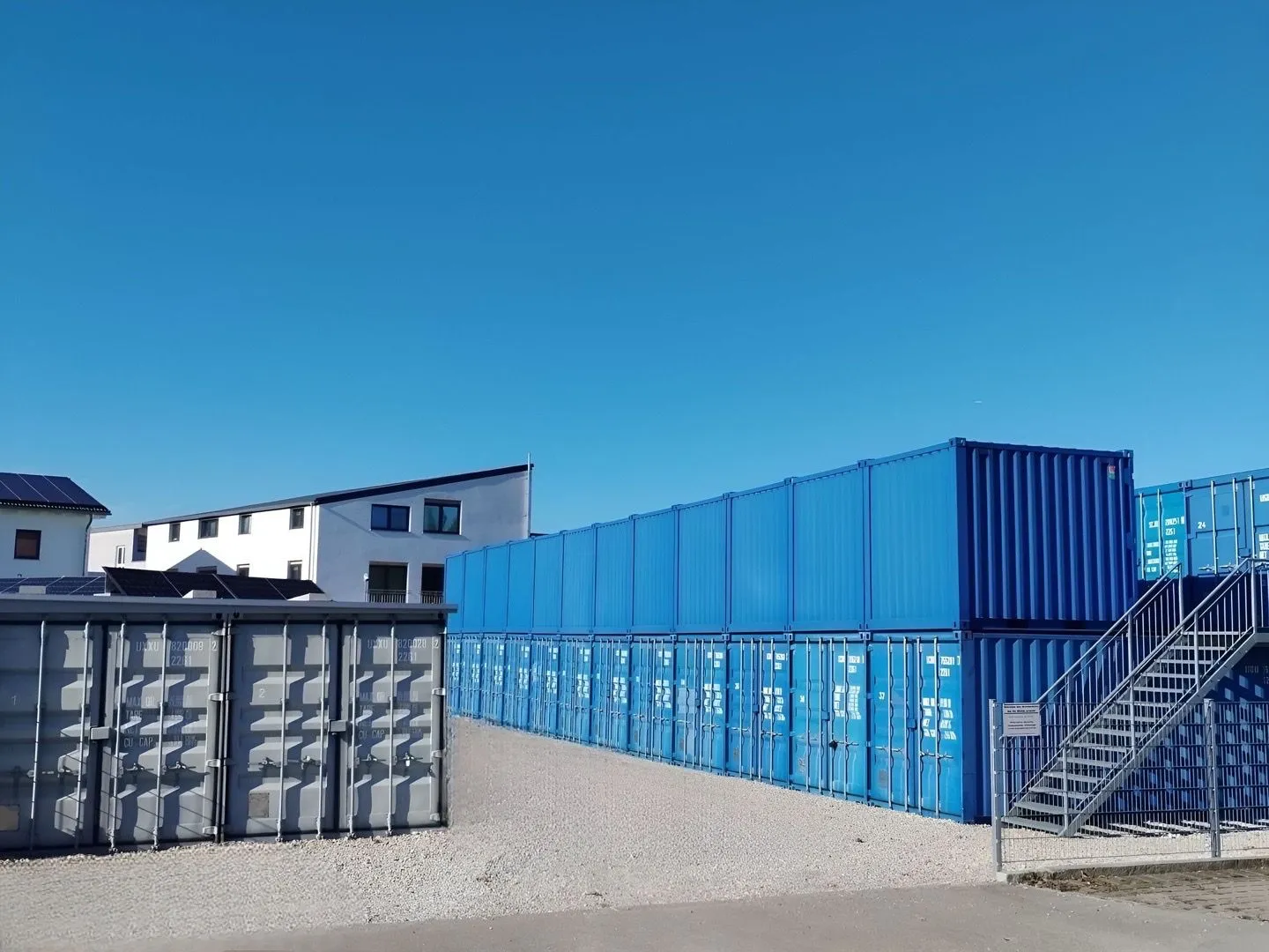 Außenansicht der Container-Anlage Lagerpark Dachau in Hebertshausen
