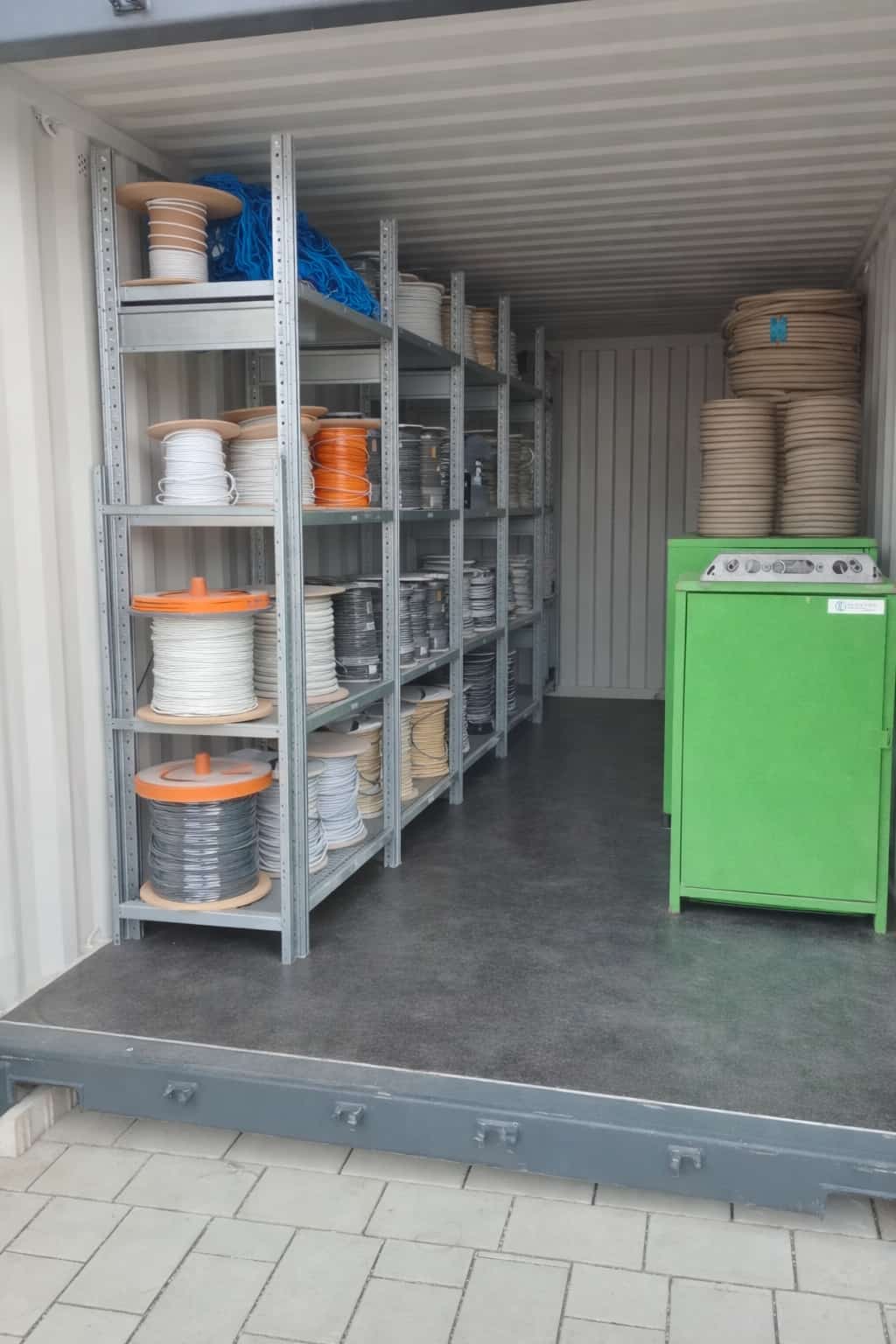 Materiallager mit Regalsystem im Container