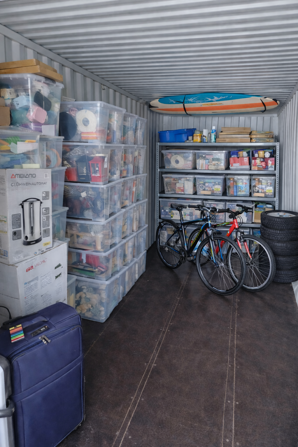 Lagercontainer als Kellerersatz mit Kisten und Fahrrädern