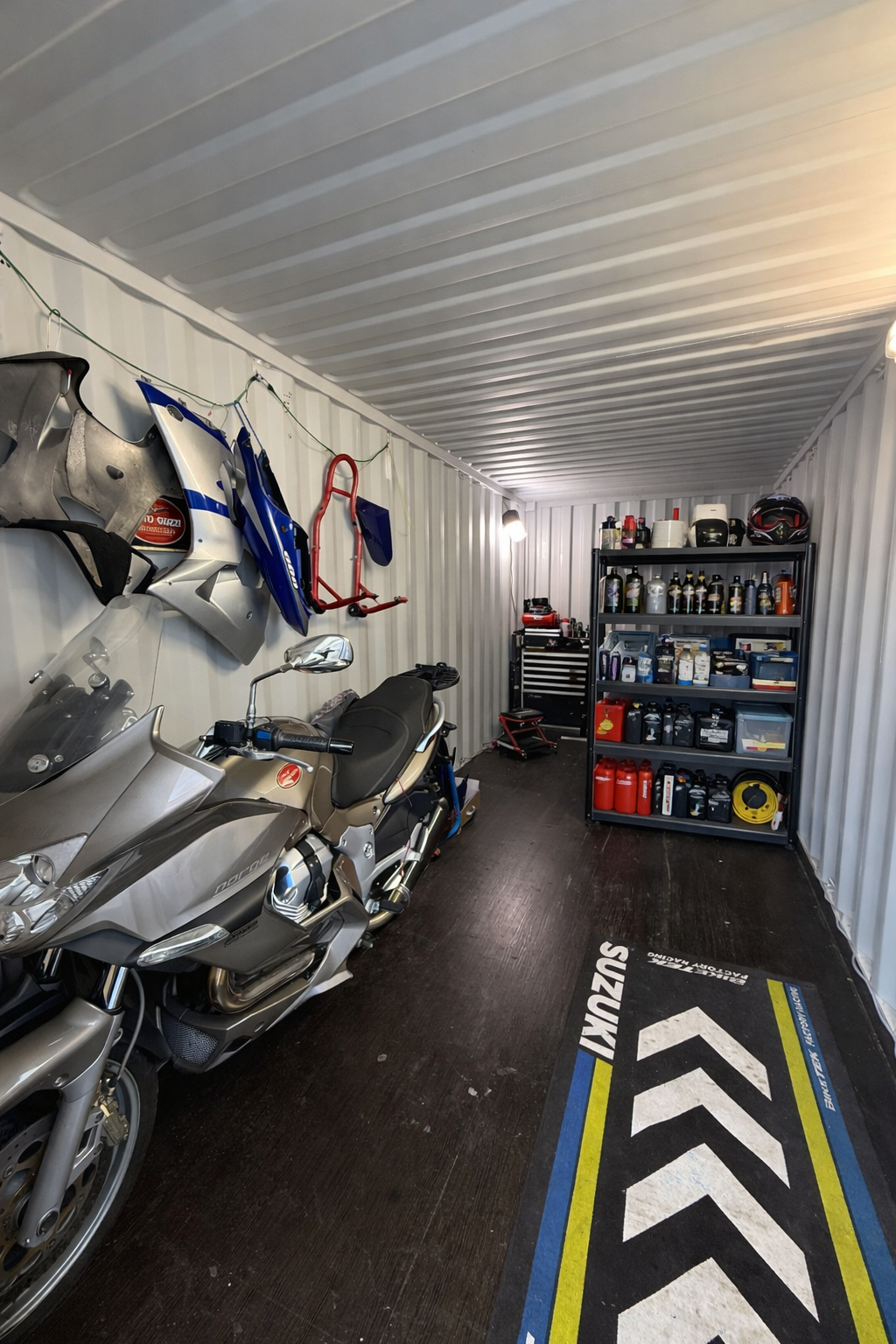 Motorrad mit Regal im Lagercontainer