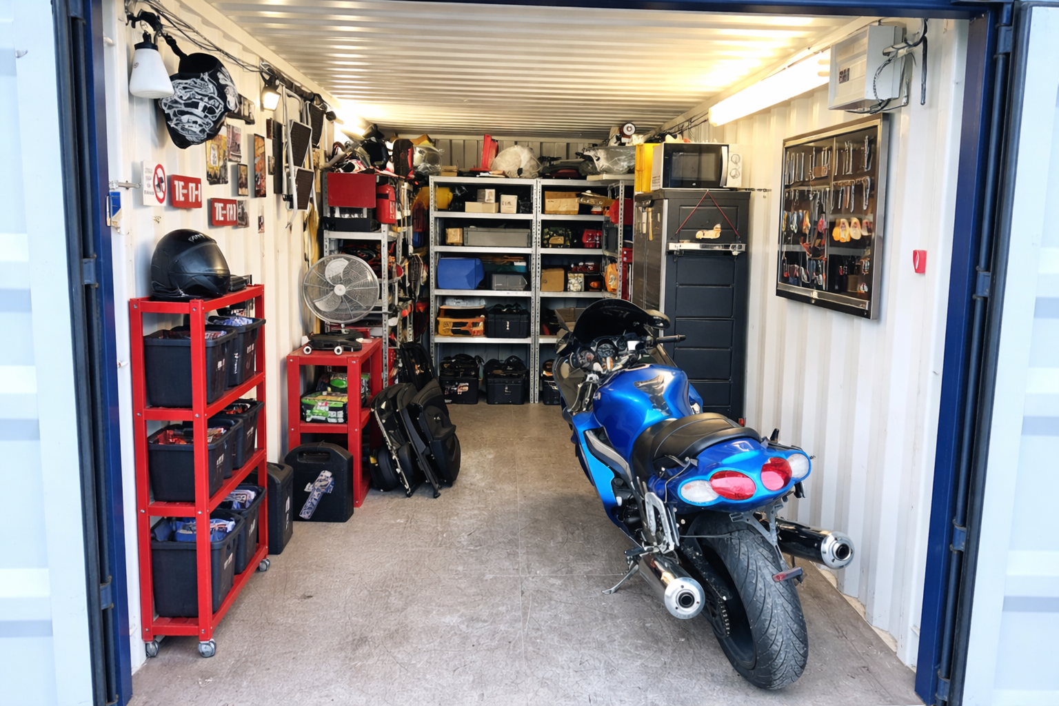 Werkstatt mit Motorrad